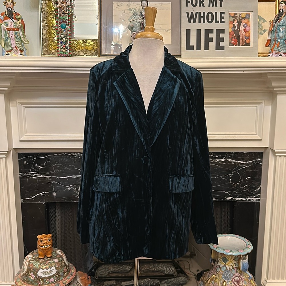 NWT “Autres Filles” green crushed velvet blazer. Covered buttons
